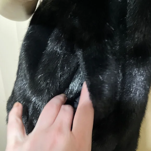 Women Medium NWT Faux Fur & Suede Black Vest- Reversible with pockets on both si - Picture 6 of 7